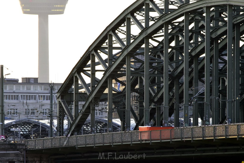 PSpringt kein Suizid Brueckenspringer Koeln Hohenzollernbruecke P186.JPG - Miklos Laubert